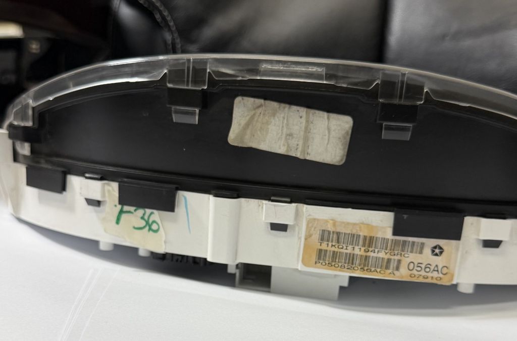 2005 Chrysler Town & Country Speedometer Instrument Cluster P05082056AC