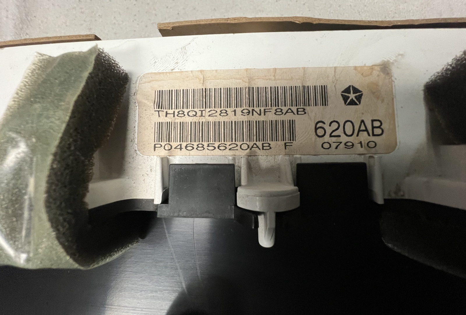 1999-2000 Dodge Caravan Voyager Instrument Cluster Speedometer 04685620AB