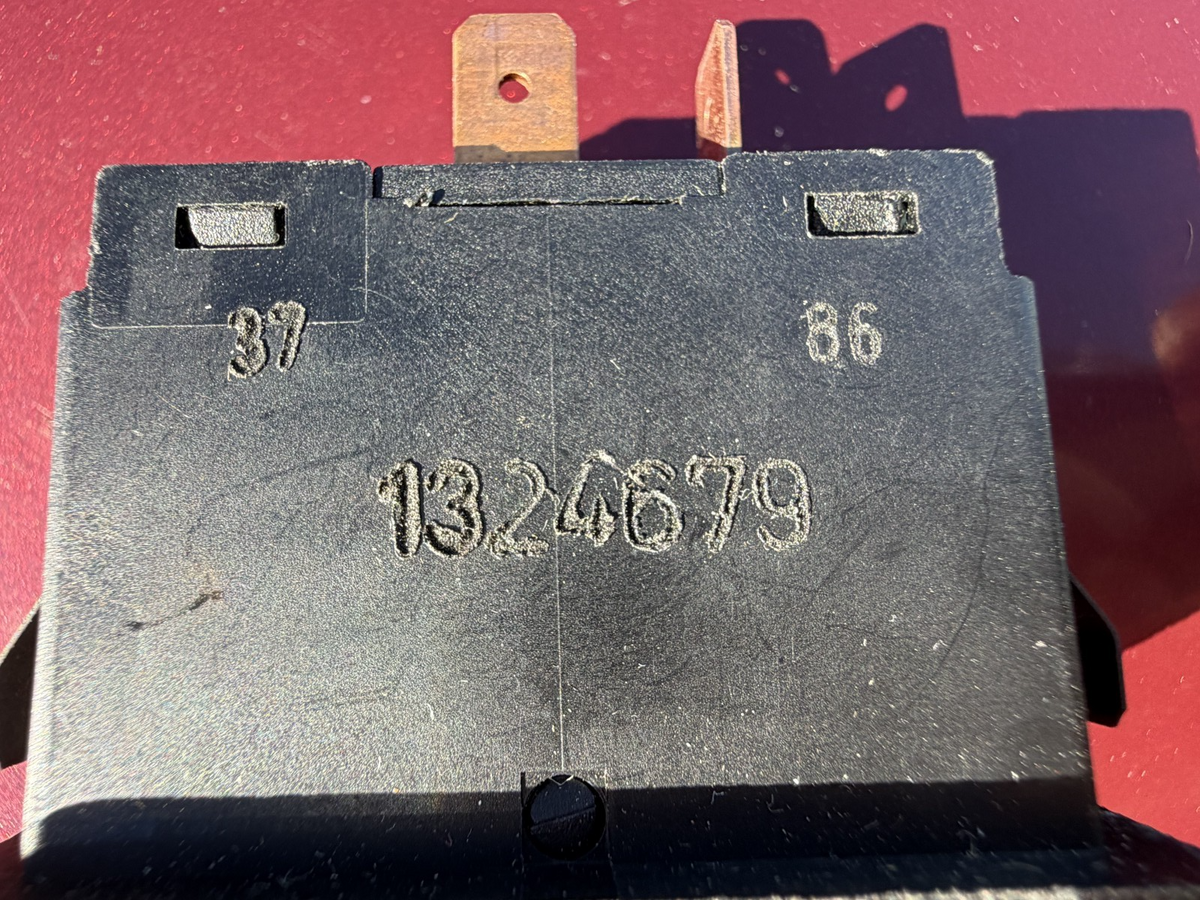 1986-1993 Volvo 240 244 Wagon Defrost Defroster Switch 1324679
