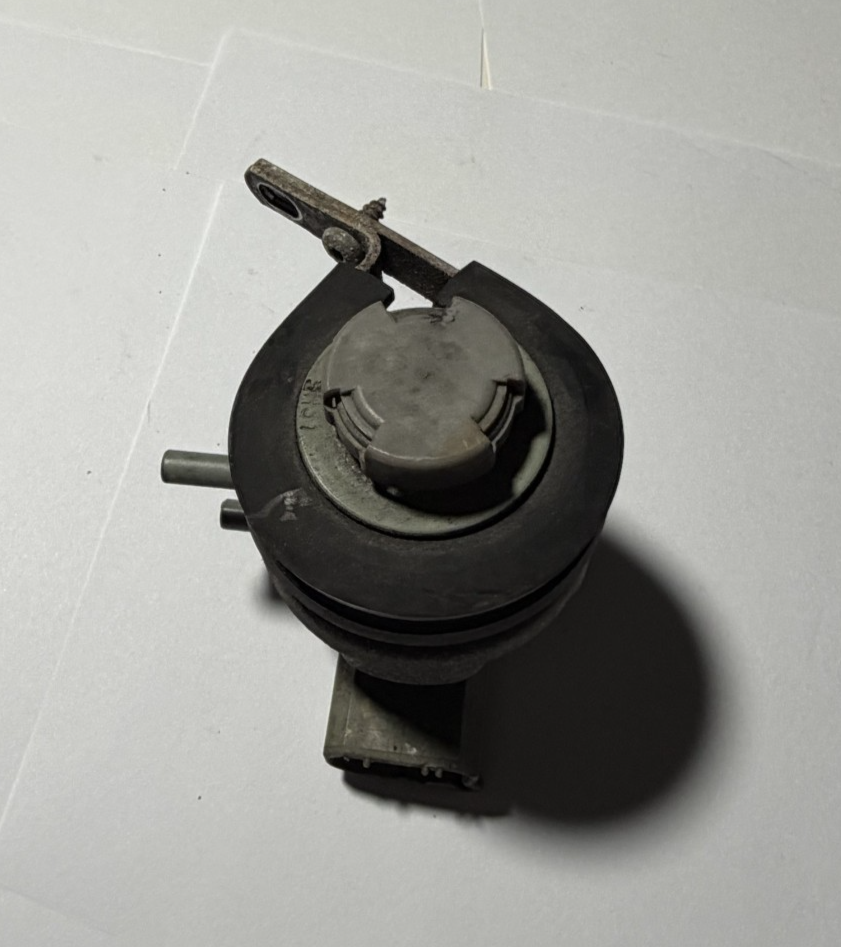 1993-1997 Volvo 240 740 940 960 850 EGR Vacuum Control Valve Solenoid 3531138