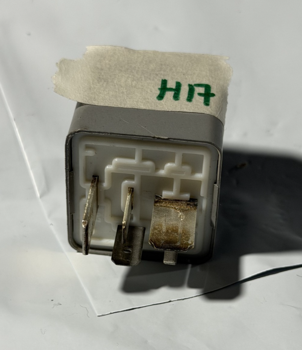 92 93 94 95 96 97 98 99 00 01 02 03 04 Audi S4 Fuel Pump Relay 4D0951253 Gray