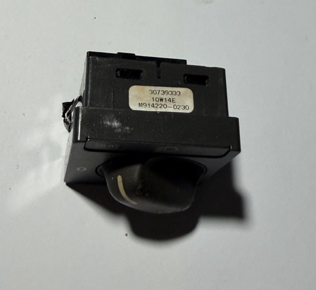 1998 1999 2000 Volvo S70 V70 Headlight Headlamp Switch 30739333, 10W14E Black