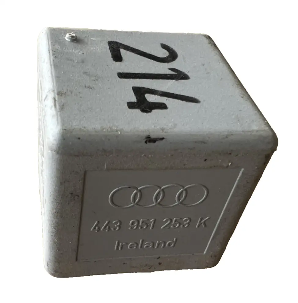 99 00 01 02 03 Volkswagen Eurovan GLS Block Fuse Box Relay 443 951 253 K by Audi