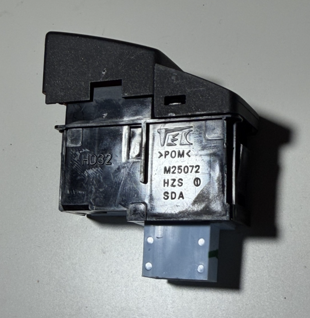 03-07 Honda Accord Emergency Hazard Flasher Switch M25072
