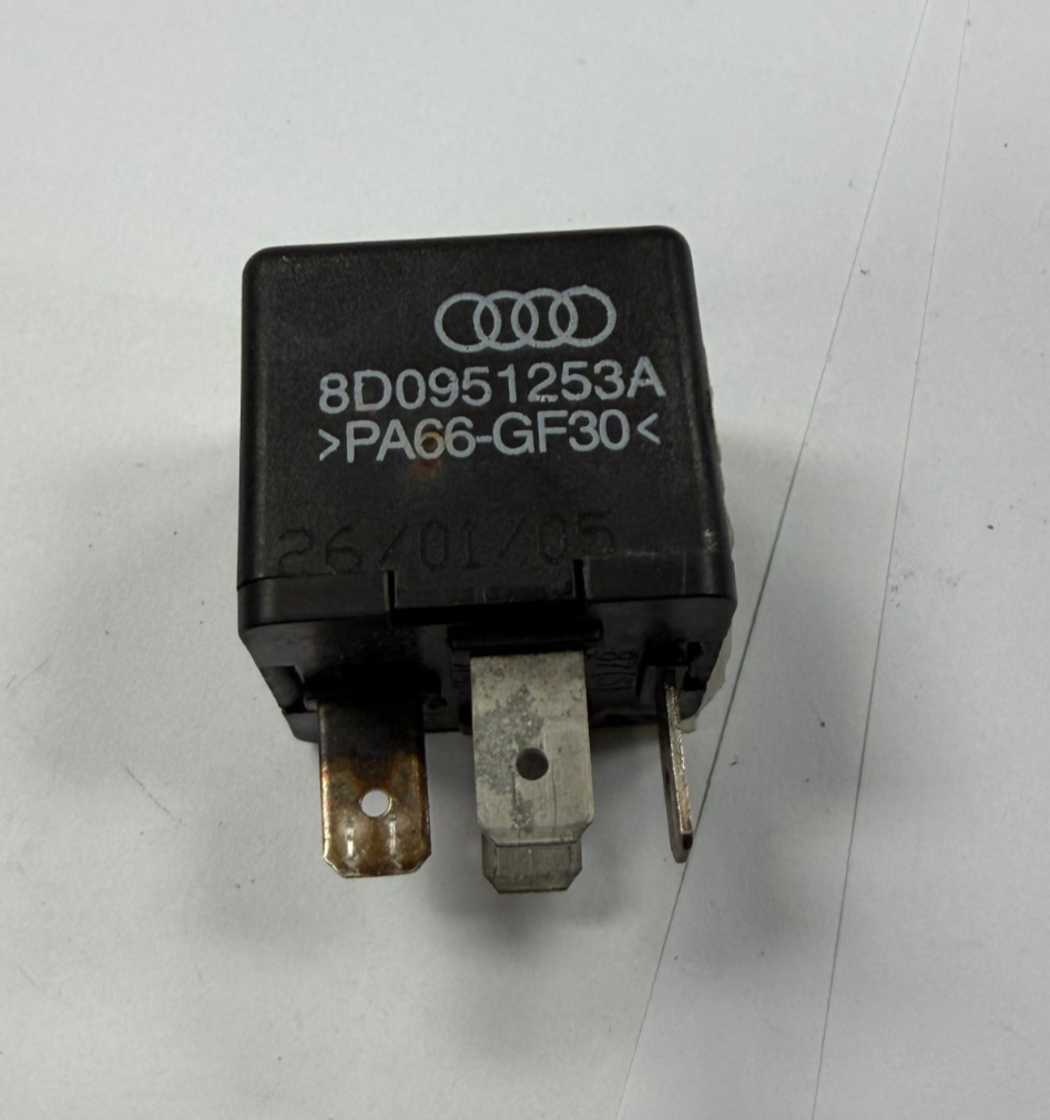 05 2005 Volkswagen Passat Multifunction Relay #373 12V 40A 8D0951253A Black