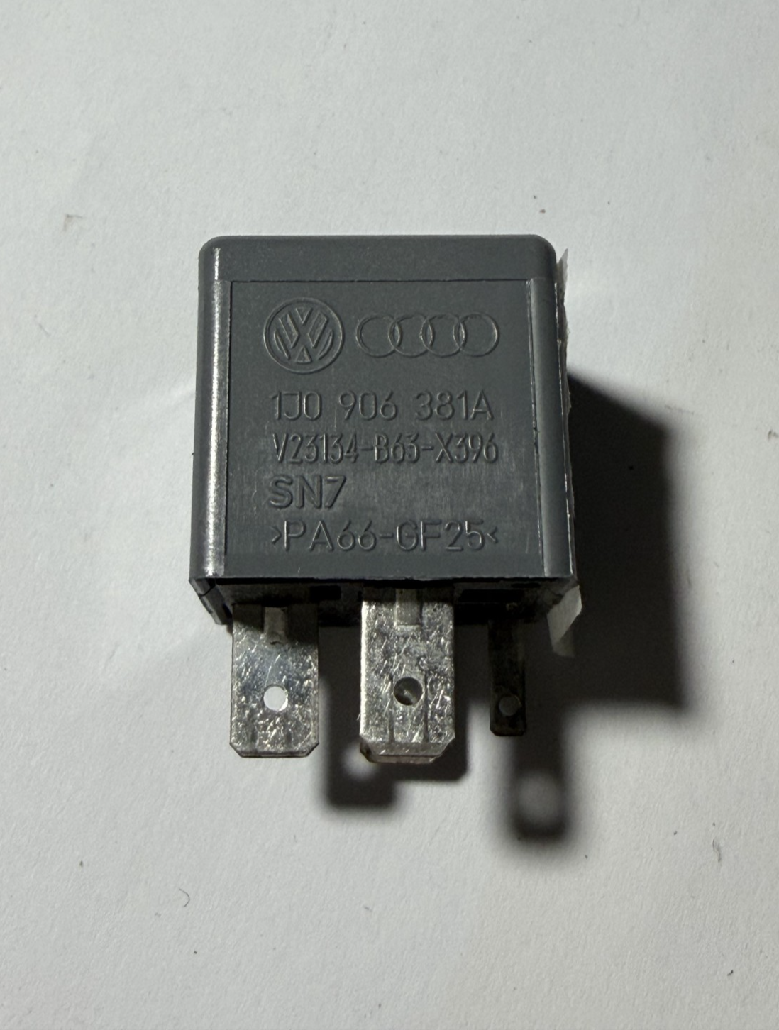 2002-2006 Volkswagen Beetle Glow Plug Relay 1J0906381A, V23134B63X396