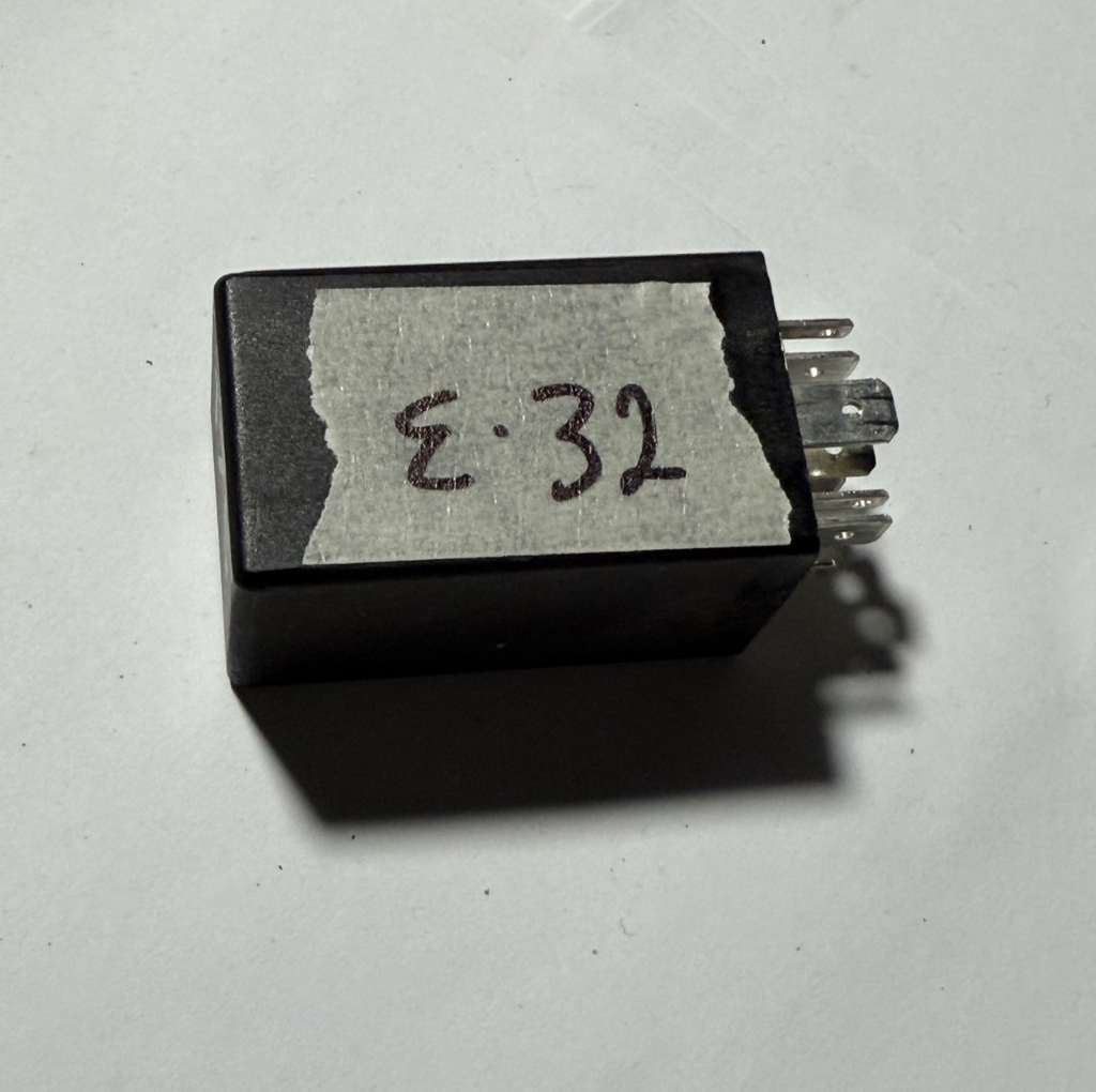 99-05 Volkswagen Jetta Accessory Power Relay #175 3A0927181, 61233005 Black