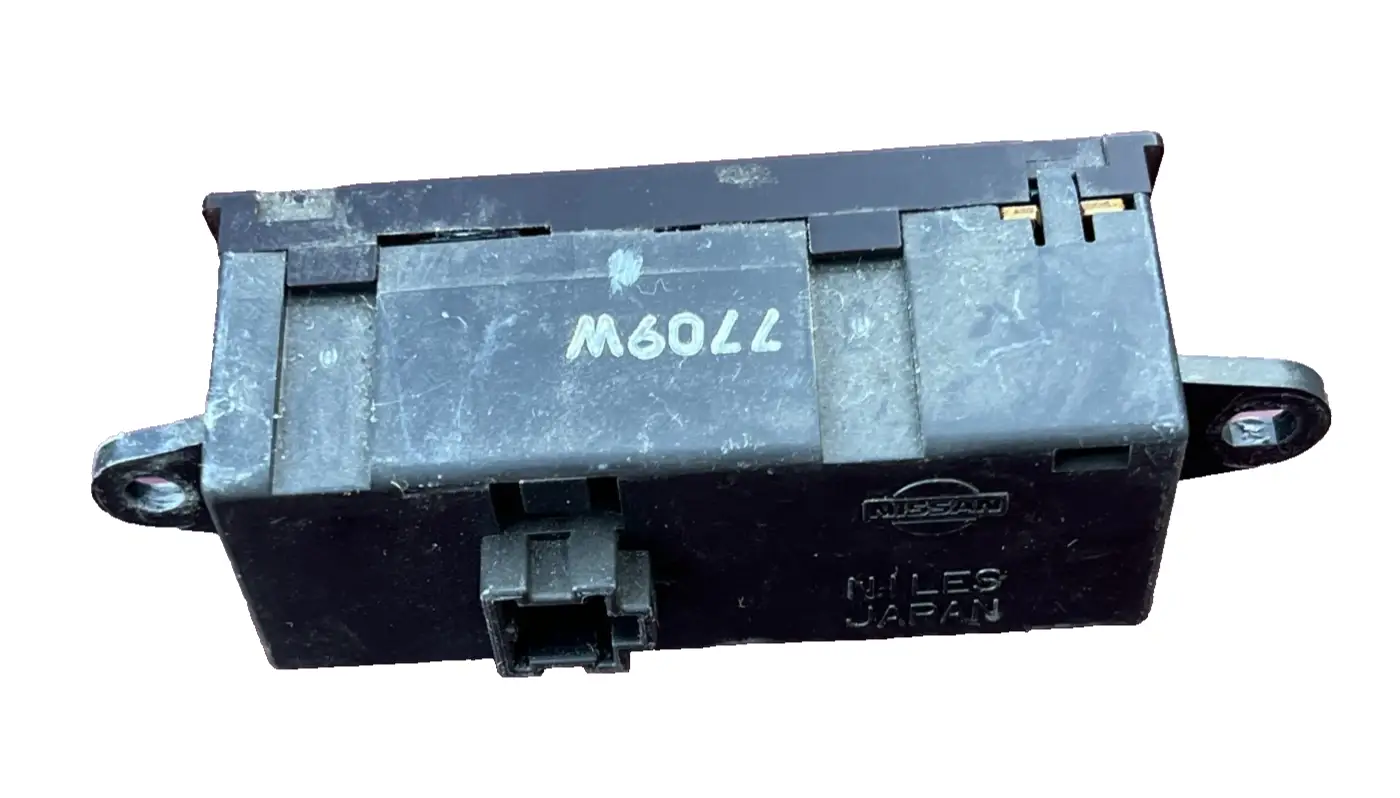 7709w Nissan Maxima Clock by Volvo