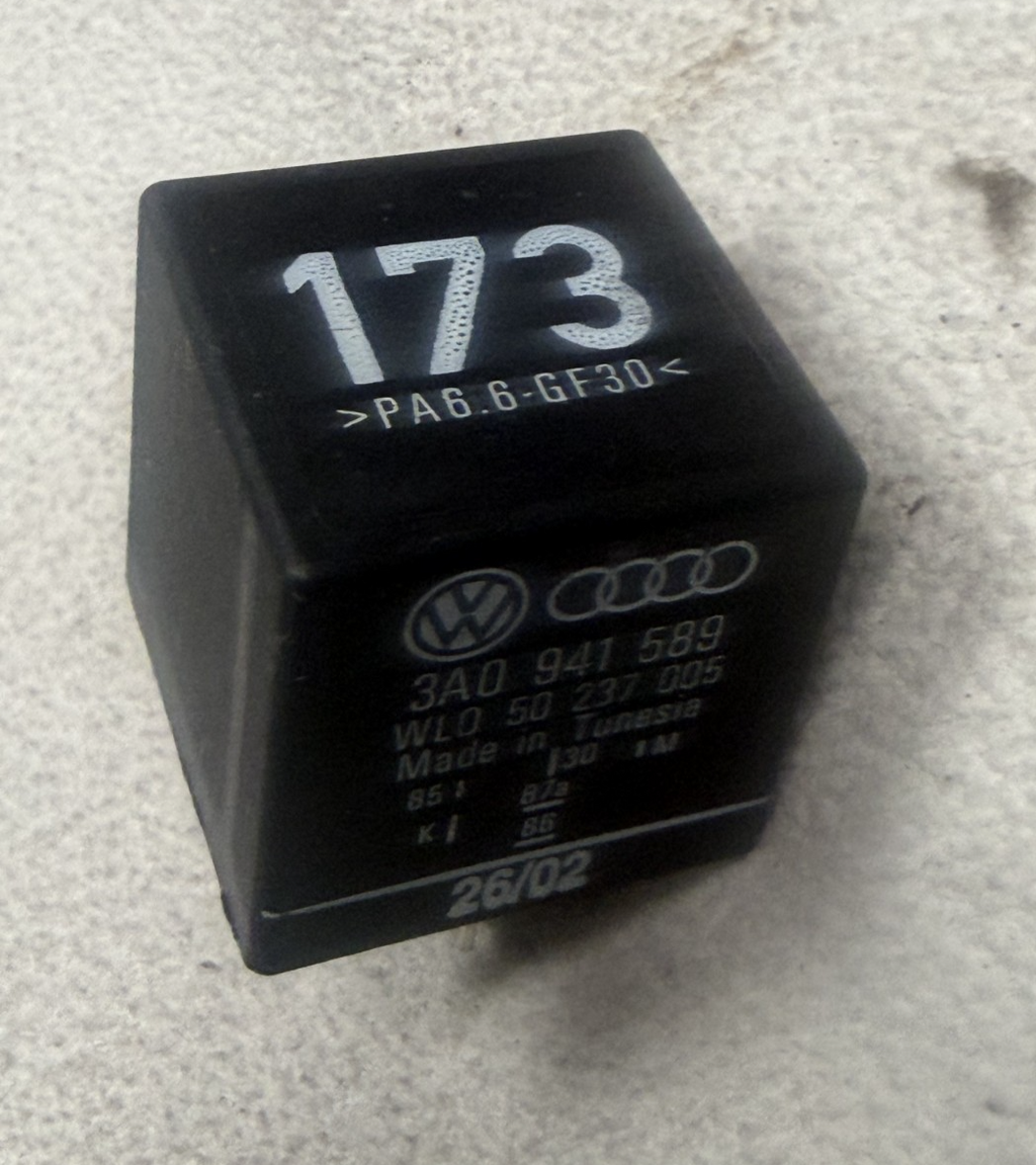 1999-2002 Volkswagen Cabrio Daytime Running Light Relay 3A0 941 589 Black
