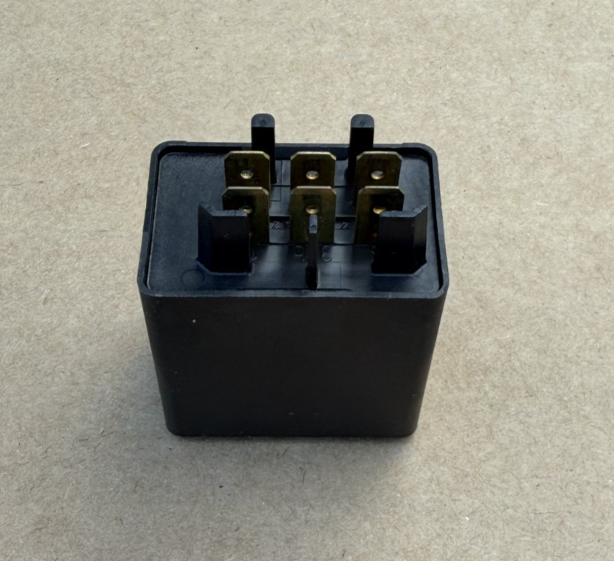 Volvo 940 Intermittent Windshield Wiper Control Relay 68 49 780, 898741000 Black