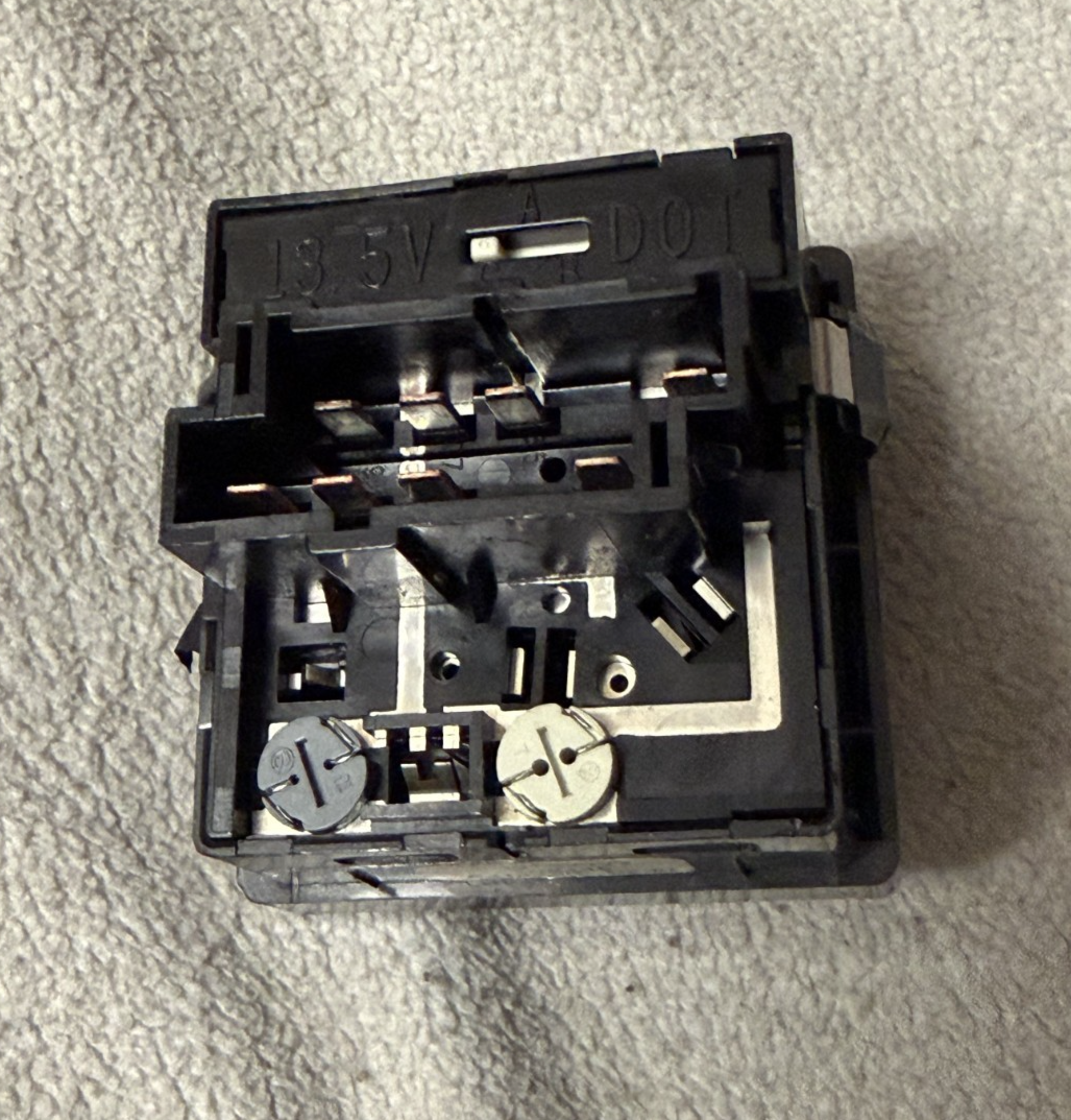 1998 1999 2000 Volvo S70 V70 Headlight Headlamp Switch 30739333, M914220-0230