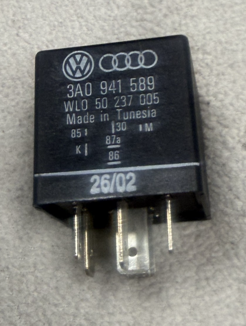 1999-2002 Volkswagen Cabrio Daytime Running Light Relay 3A0 941 589 Black