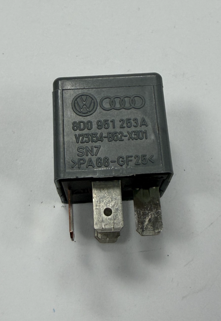 1985-1999 Volkswagen Passat Multifunctional Relay #373 8D0 951 253 A