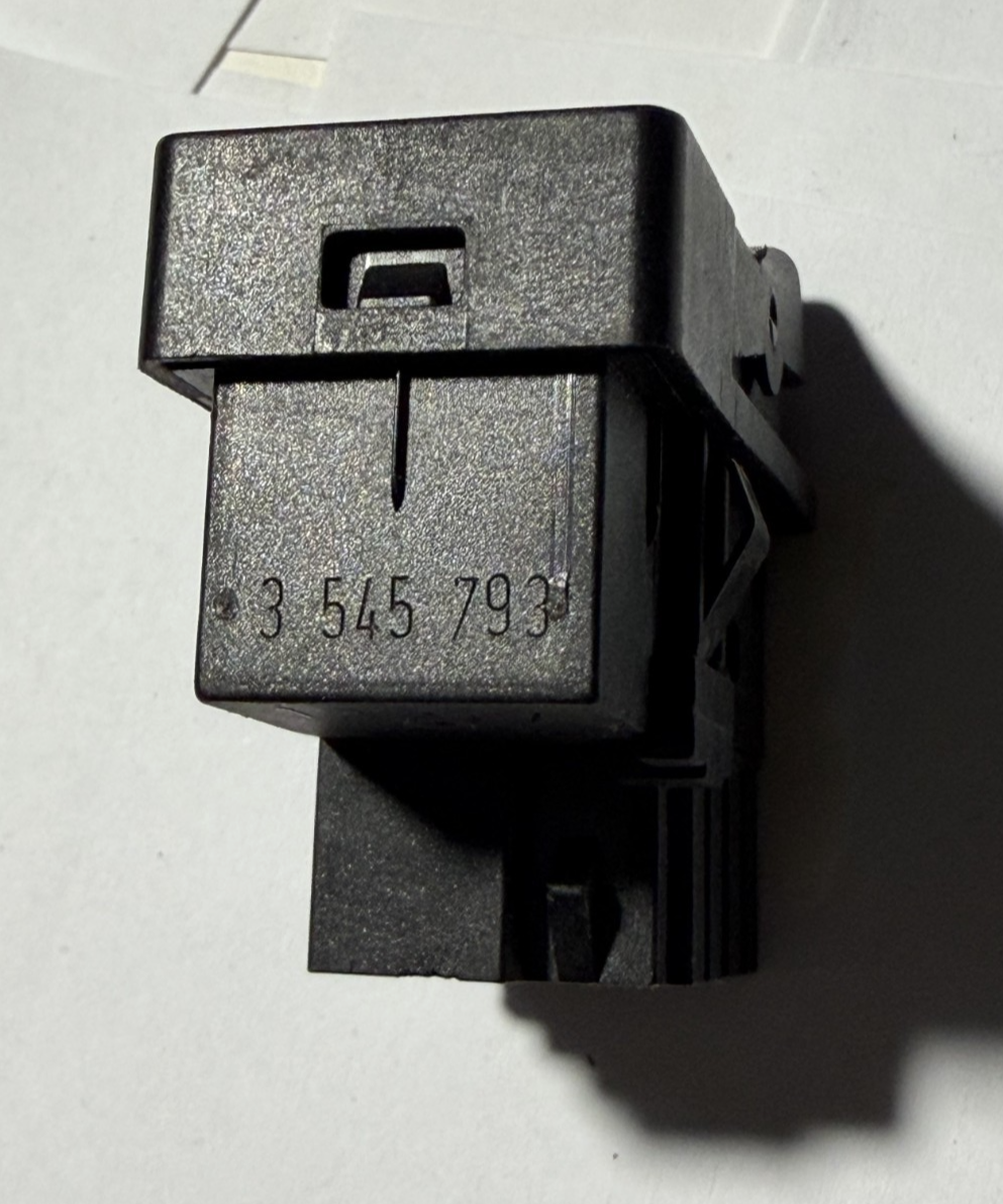 93 94 1993 1994 Volvo 850 Fog Light Foglight Switch 3545793, 3 545 793 Black