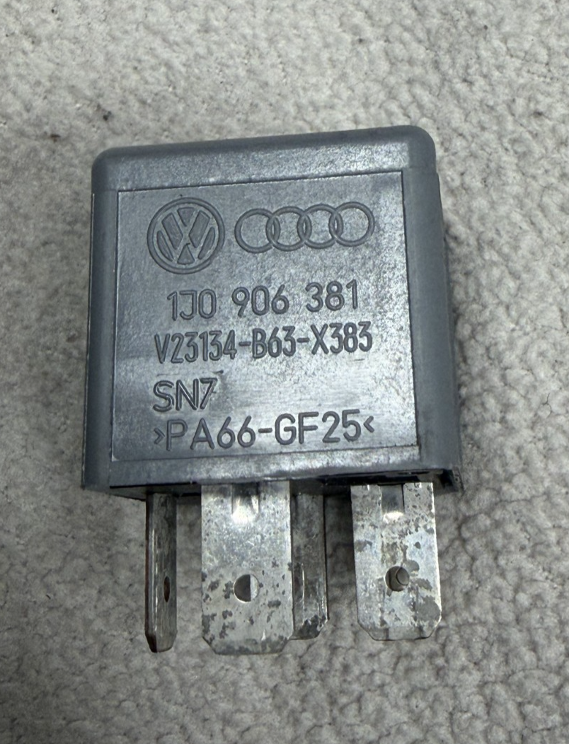 1998-2005 Volkswagen Passat ECU Main Power Supply 1J0906381, V23134B63X383 Gray