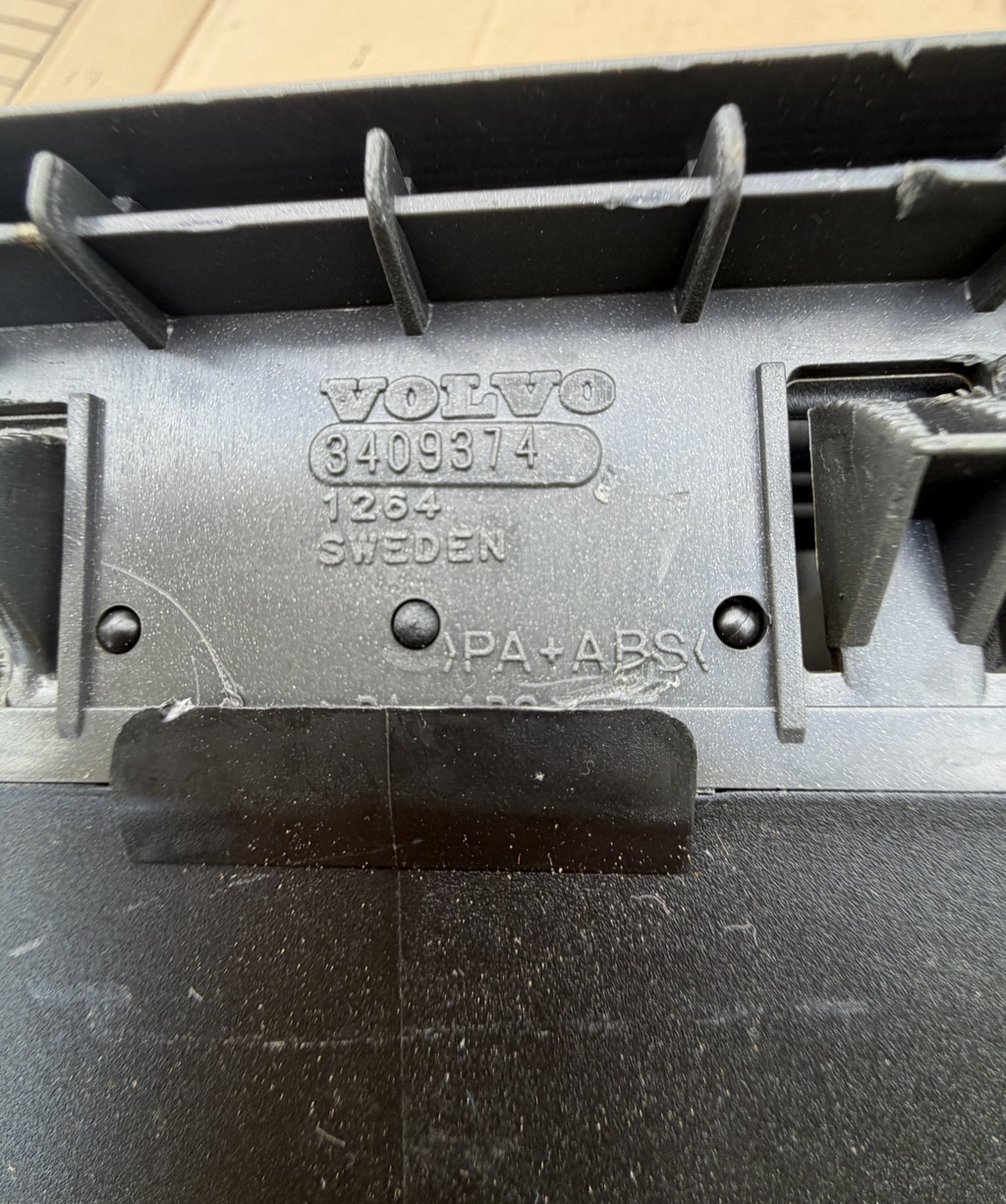 2005 2006 2007 2008 2009 Volvo S60 V70 V70 Dash Vent with Hazard Switch 3409374