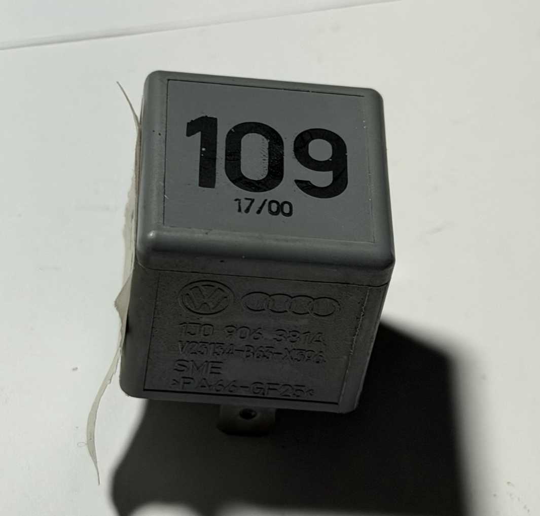 2002-2006 Volkswagen Beetle Glow Plug Relay #109 1J0906381A, V23134B63X396