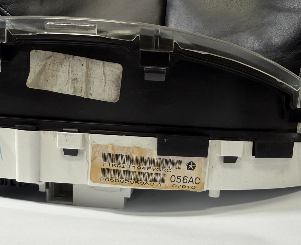 2005 Chrysler Town & Country Speedometer Instrument Cluster P05082056AC