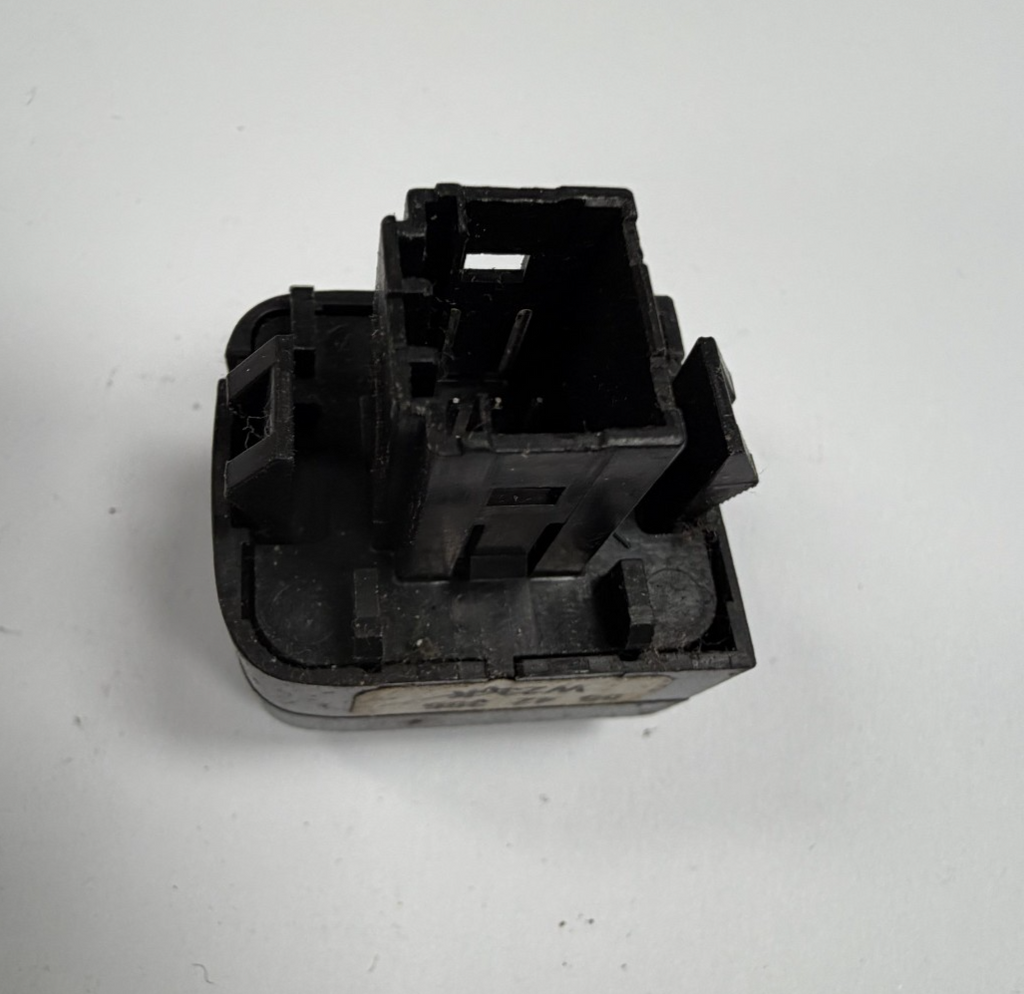1999 2000 2001 2002 2003 99 00 01 02 03 Saab 9-3 OnStar Control Switch 5542386