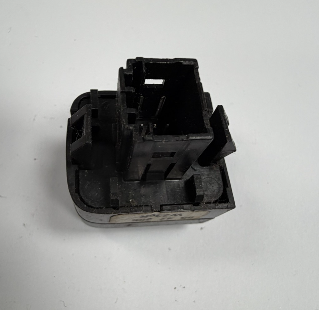 1999 2000 2001 2002 2003 99 00 01 02 03 Saab 9-3 OnStar Control Switch 5542386