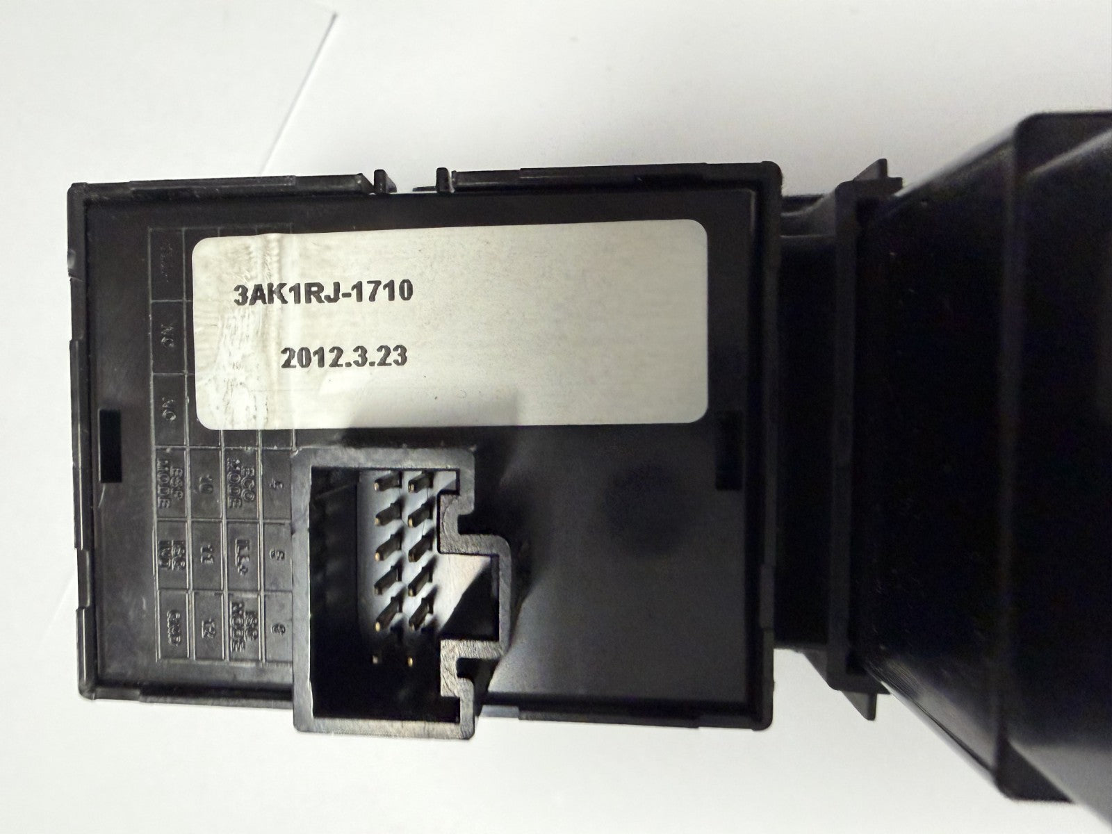 12 13 14 15 16 17 Hyundai Accent Dimmer ECO Traction Control Switch 3AK1RJ 1710