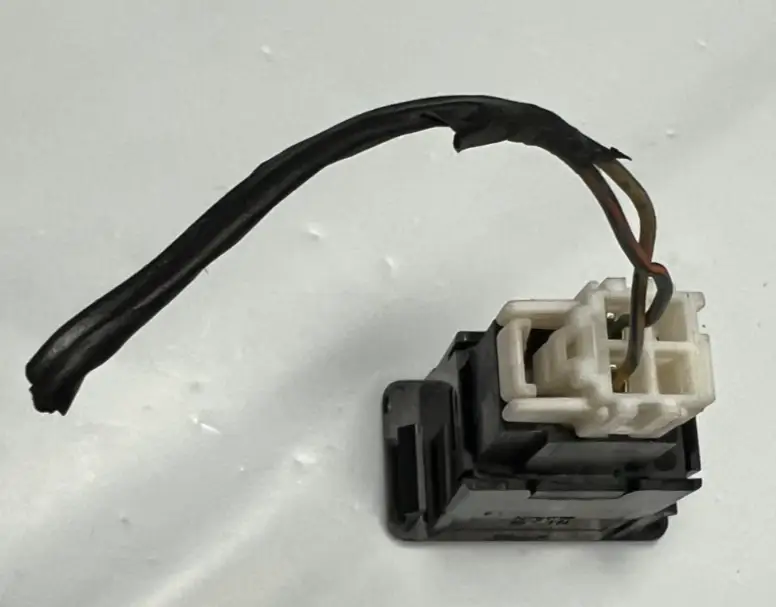 8Y06W 1998 Nissan Maxima Security switch by Volvo