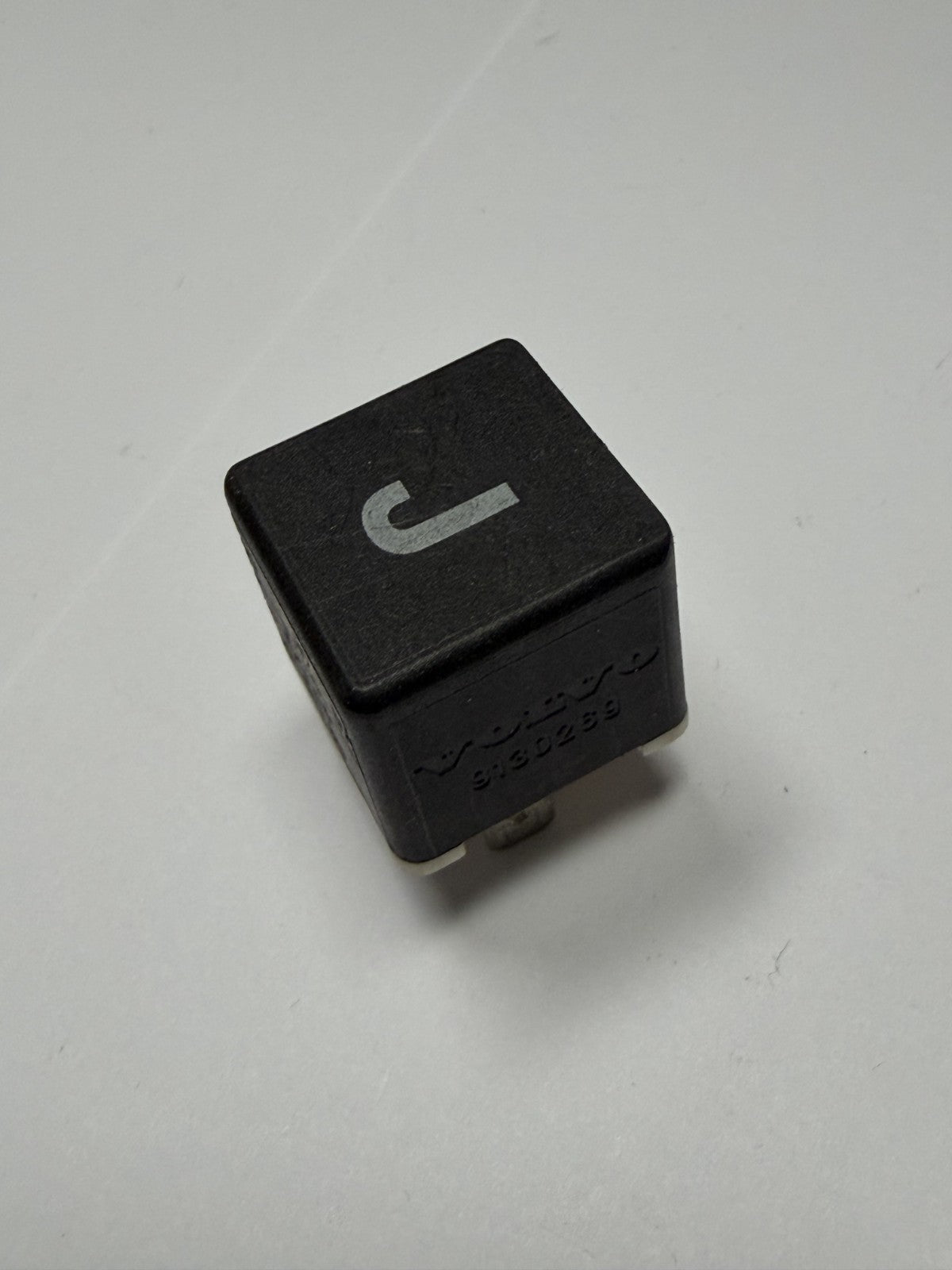 1993-2004 Volvo V70, S80, S70, C70, XC70 Hella Relay 9130269 Black