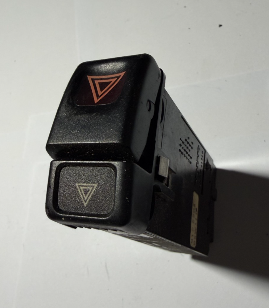 1993-1997 Volvo 850 Emergency Flasher Switch Hazard Button 9125204 95W11B