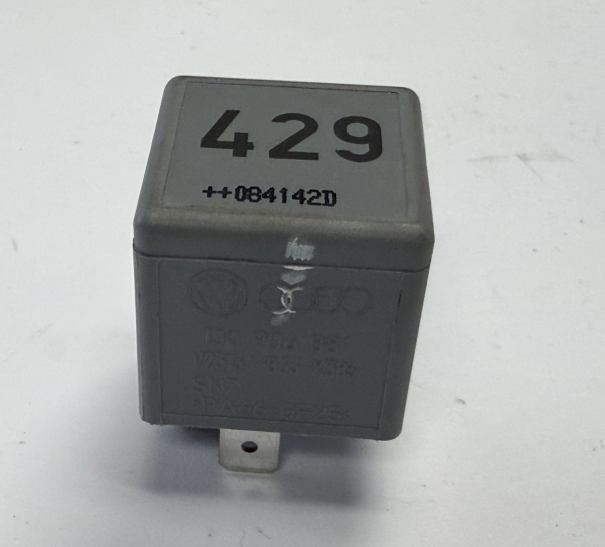 1998-2005 Volkswagen Passat ECU Main Power Supply Relay #429 Gray by Volkswagen