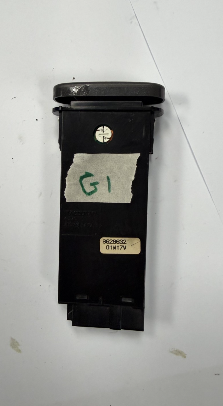 1998 1999 2000 Volvo S70 V70 Hazard Emergency Flasher Switch 8628632 Black