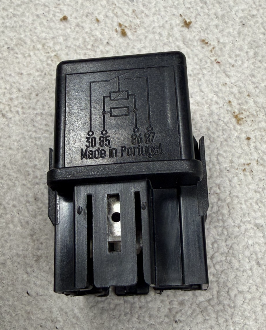 2000-2004 Volvo S40 V40 Relay 12V V23134 B52 X240, 953381 Black