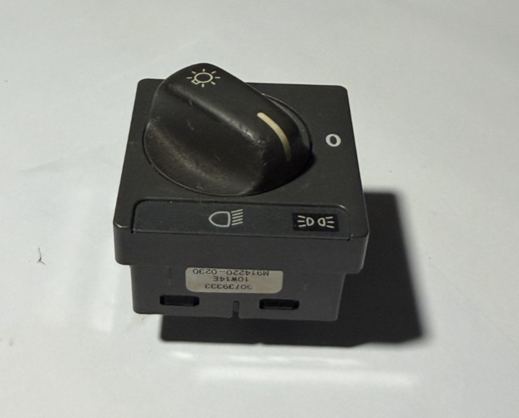 1998 1999 2000 Volvo S70 V70 Headlight Headlamp Switch 30739333, 10W14E Black