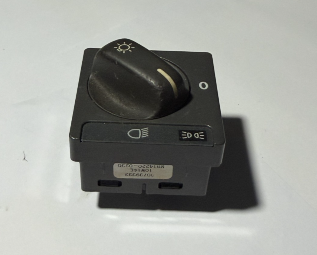 1998 1999 2000 Volvo S70 V70 Headlight Headlamp Switch 30739333, 10W14E Black