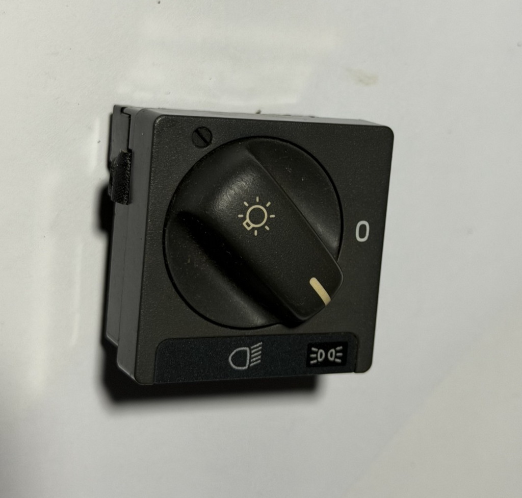 1998-2002 Volvo C70 Headlight Headlamp Switch 8622023, 99 W18E 2376-0070