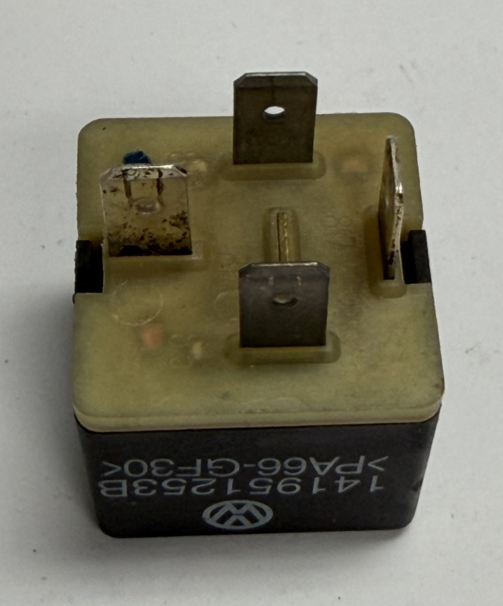 1999 2000 2001 2002 2003 2004 2005 Audi TT Multifunction Relay 141951253B Black