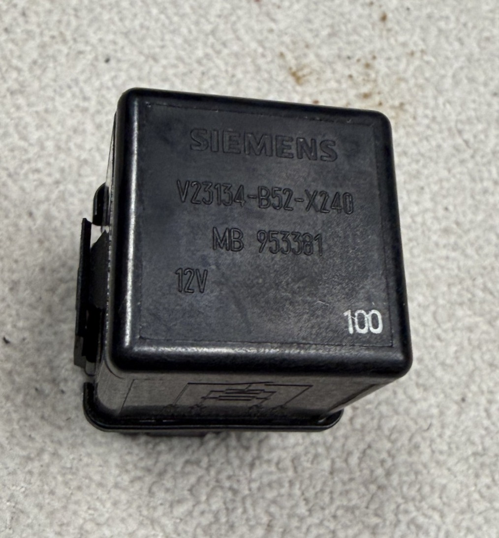 2000-2004 Volvo S40 V40 Relay 12V V23134 B52 X240, 953381 Black