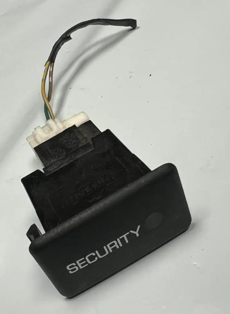 8Y06W 1998 Nissan Maxima Security switch by Volvo