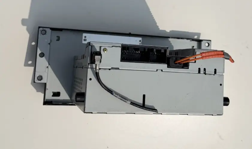 05-09 Land Rover LR3 AM FM CD Player 6 Disc Radio Receiver Unit VUX500320 by Land Rover
