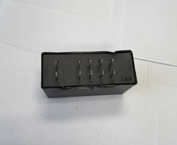 2002-2009 GMC Envoy Turn Signal Flasher Relay 2/4-W/OPT 12450284 Black by General Motors