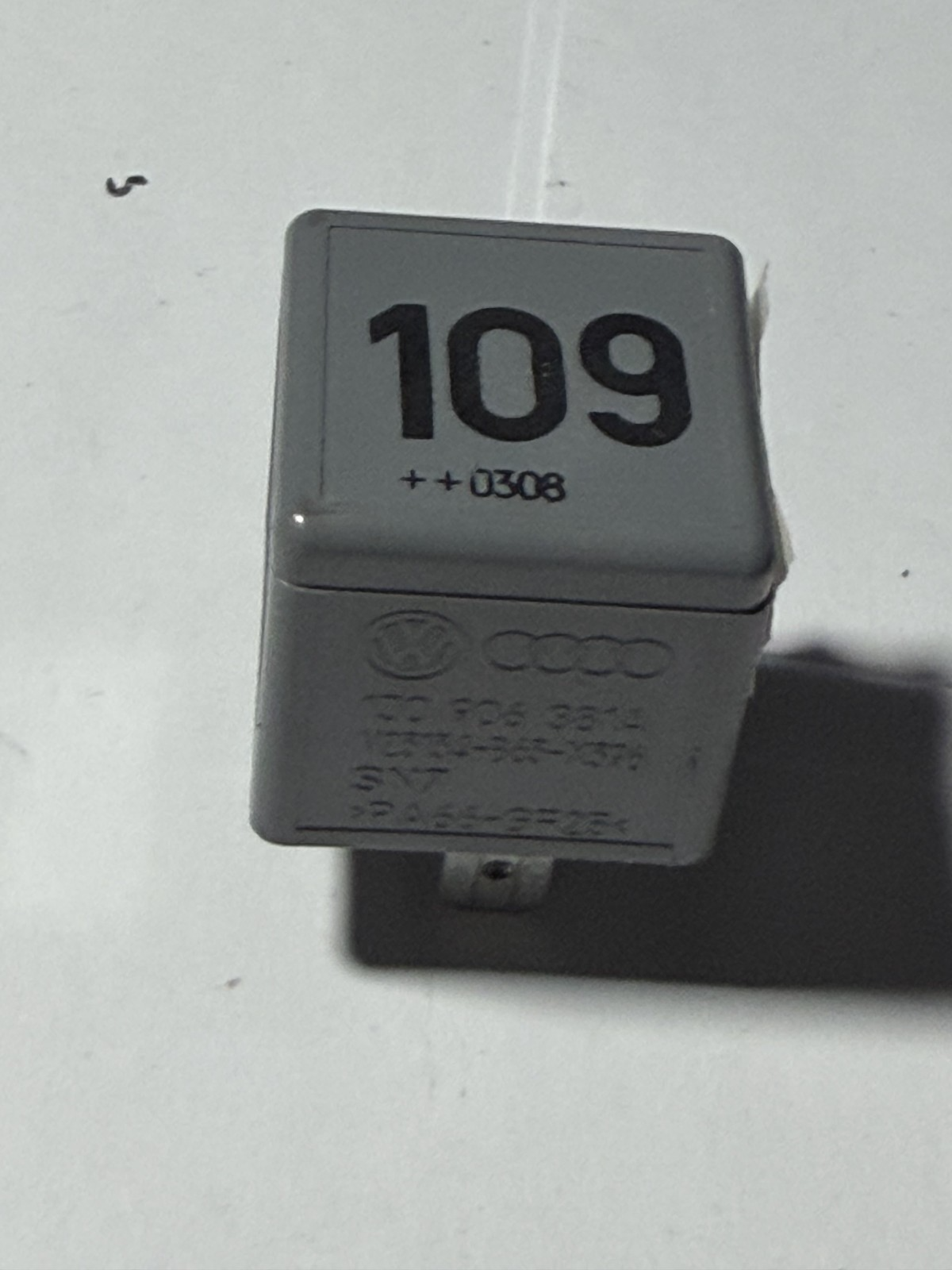 2002-2006 Volkswagen Beetle Glow Plug Relay 1J0906381A, V23134B63X396