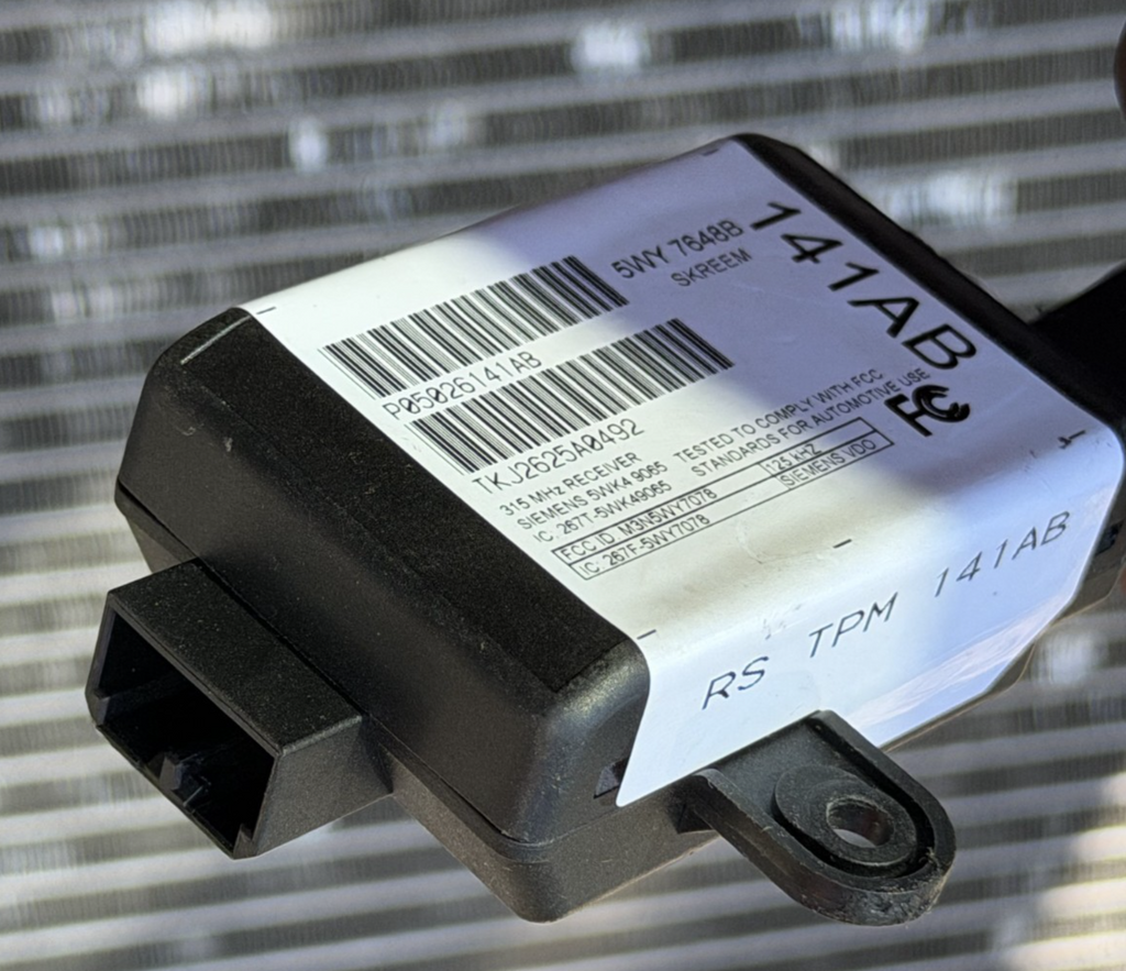 06 07 Chrysler Town & Country Immobilizer Skreem Module Transponder P05026141AB by Siemens