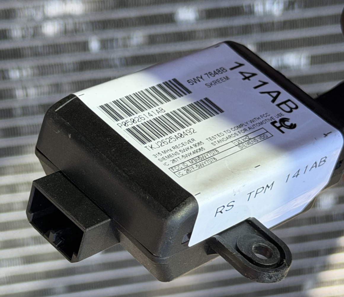 06 07 Chrysler Town & Country Immobilizer Skreem Module Transponder P05026141AB by Siemens