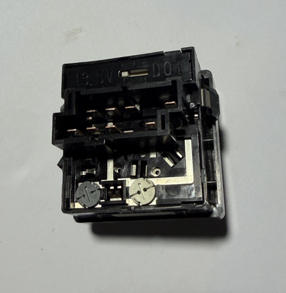 1998 1999 2000 Volvo S70 V70 Headlight Headlamp Switch 30739333, 10W14E Black