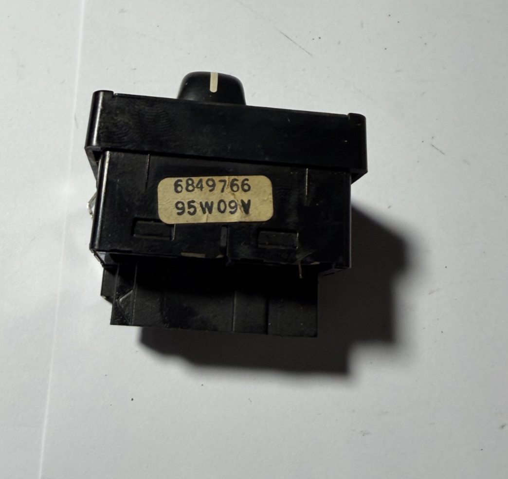 Headlight Lamp Control Switch 6849766 95W09V fits 1994-1998 Volvo 850 960 V90