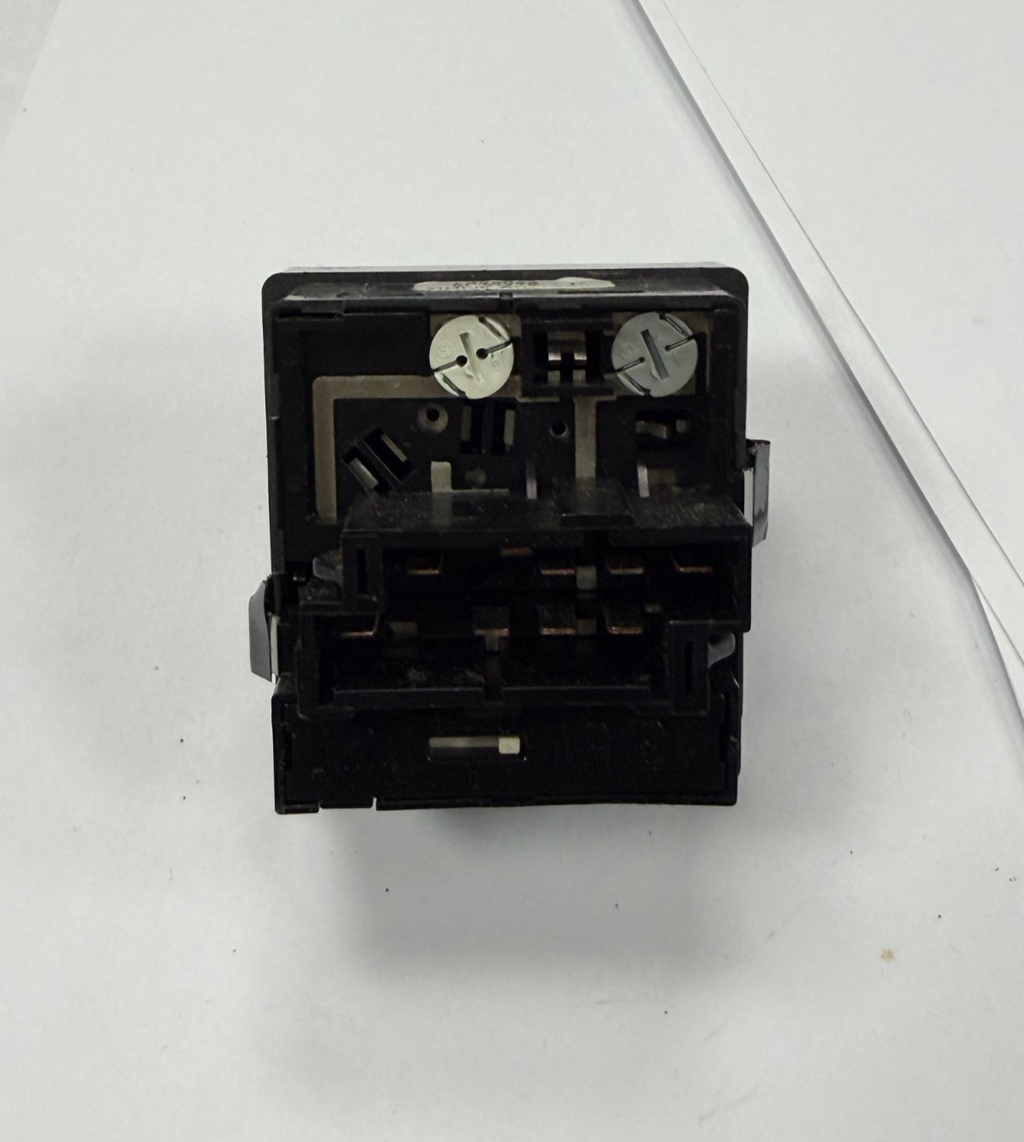 1998 1999 2000 2001 2002 Volvo C70 Headlight Headlamp Switch 8622023 99W47E