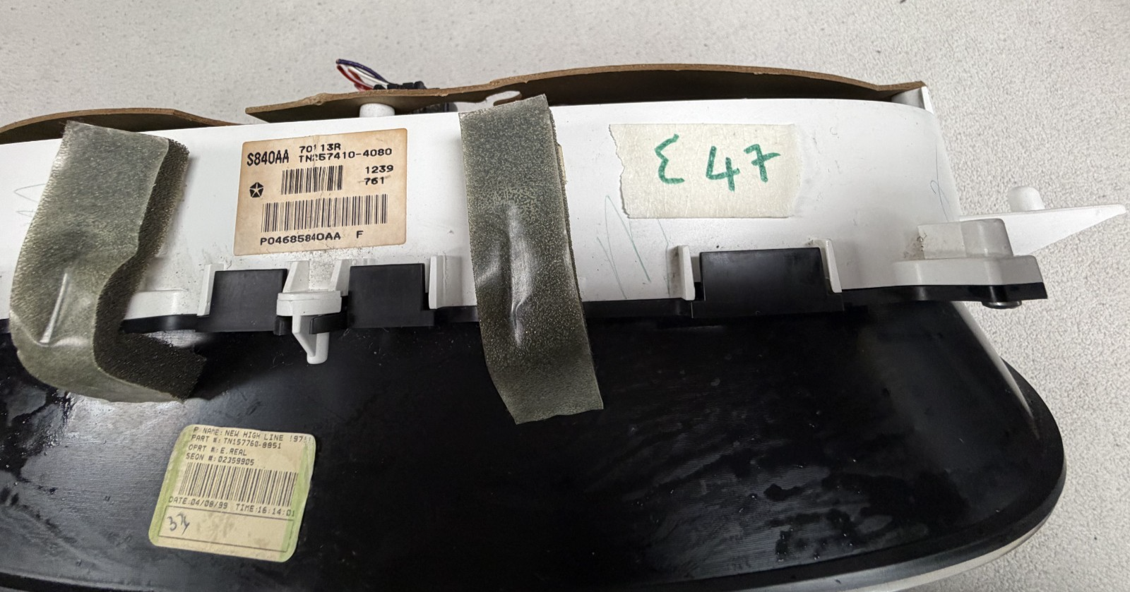 00 2000 Chrysler Town & Country Speedometer Instrument Cluster 04685840AA