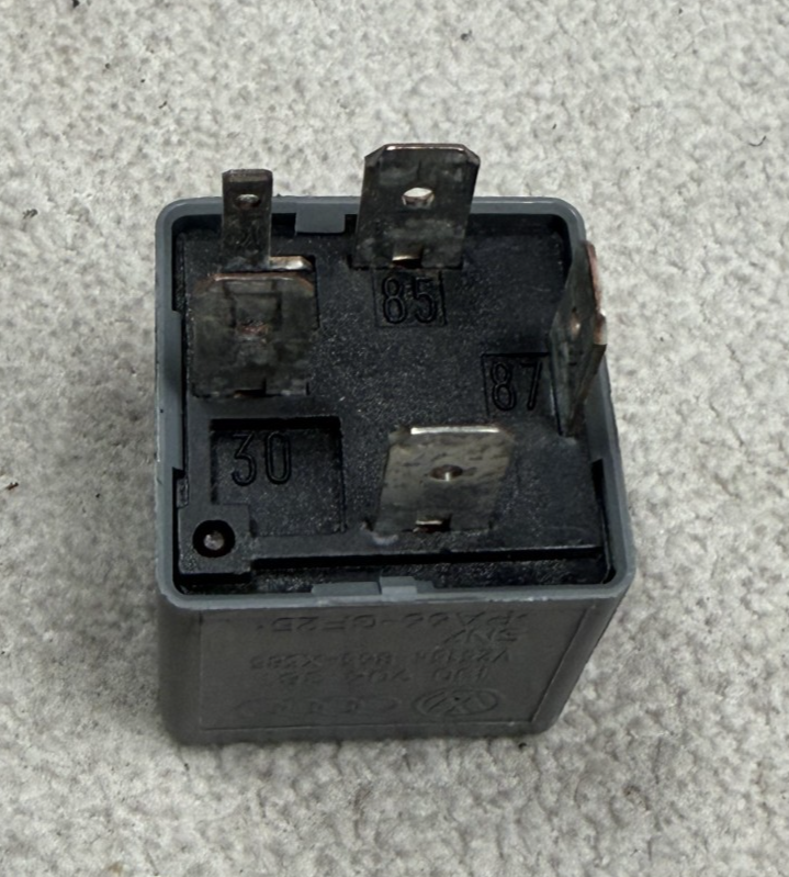 1998-2005 Volkswagen Passat ECU Main Power Supply 1J0906381, V23134B63X383 Gray