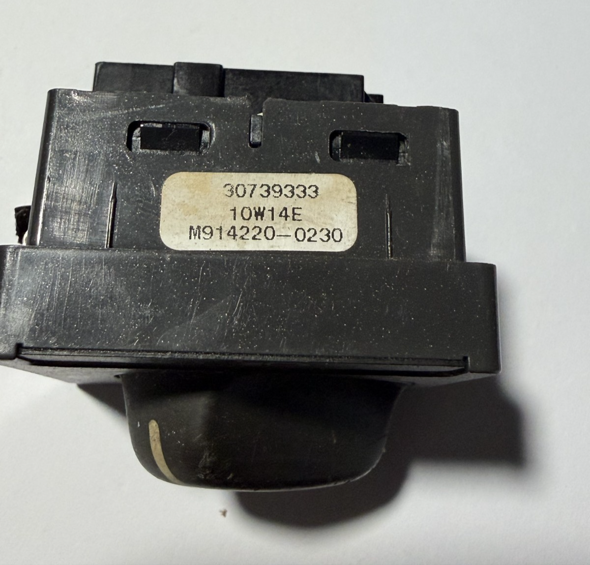1998 1999 2000 Volvo S70 V70 Headlight Headlamp Switch 30739333, 10W14E Black