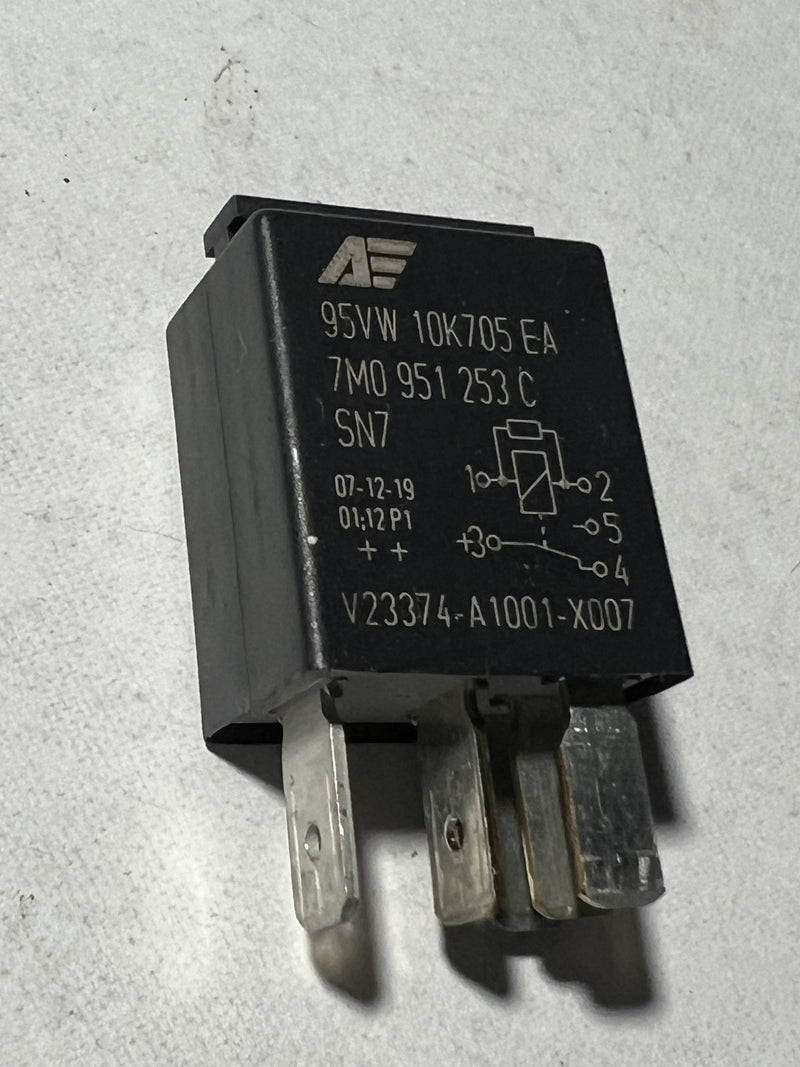 Multifunction Relay 7M0 951 253 C fits VW Jetta Rabbit GTI MK5 Audi A4