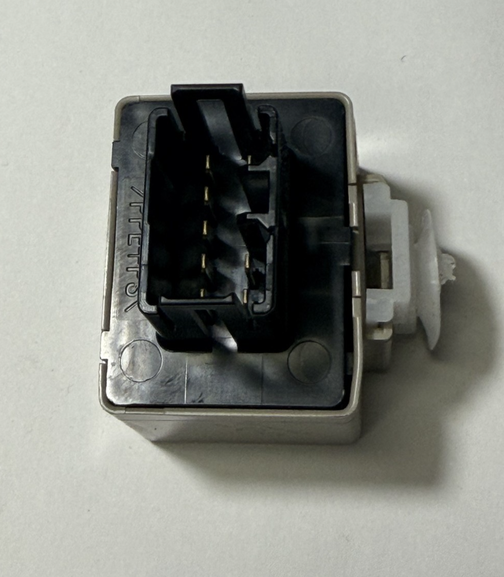 2014-2018 Subaru Forester Warning Hazard Flasher Relay Module 12.8V 86111AJ001